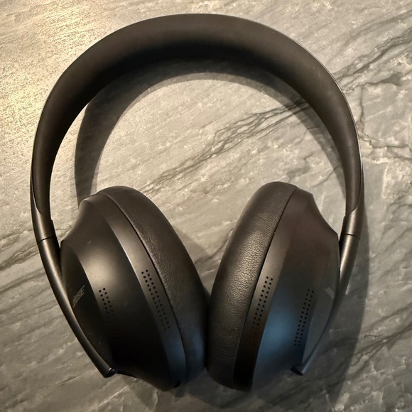 Bose 700 UC Noise Cancelling Headphones with USB Dongle and Case